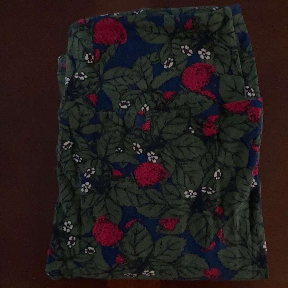 Strawberry LuLaRoe OS (size 2-10) leggings